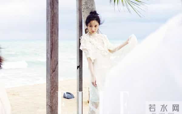 杨幂海滩“大展身手”，白裙湿发美成画！