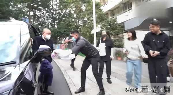 刘銮雄甘比出席活动，看起来像父女，甘比强颜欢笑似乎嫌弃刘銮雄