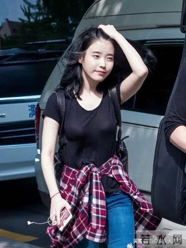 iu李知恩，若隐若现的iu身材真好。