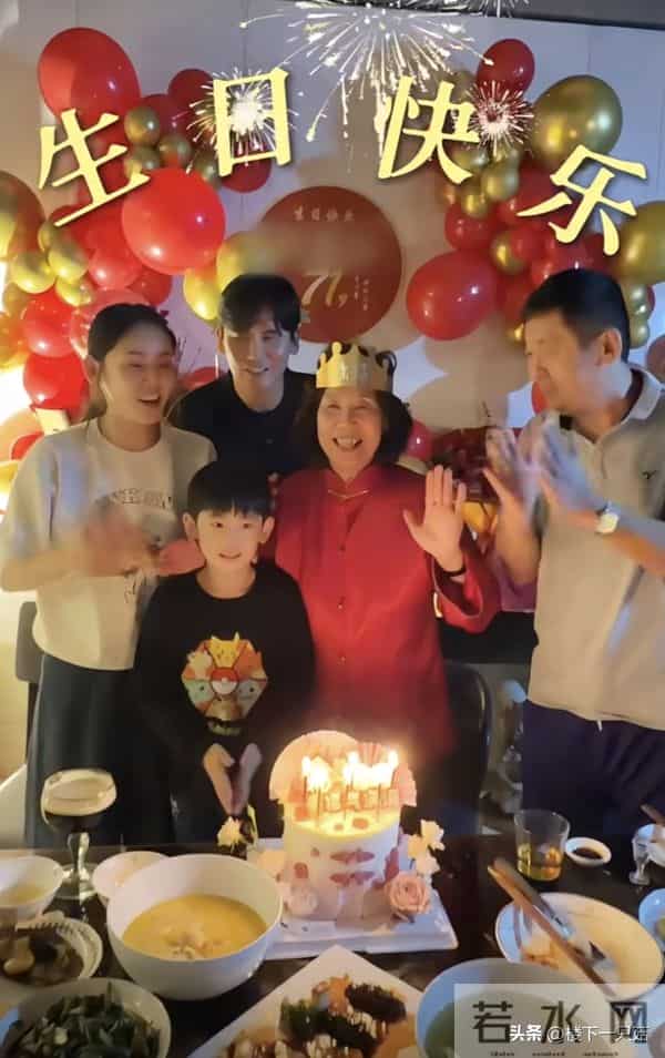 秋瓷炫豪宅为婆婆庆生 于晓光妈妈71岁很年轻 大平层装几十人也不挤