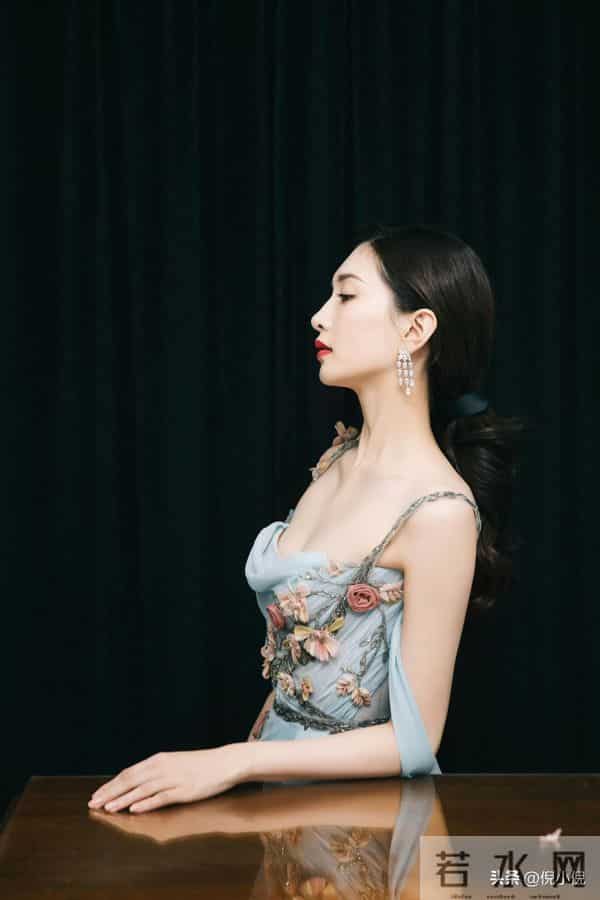 江疏影~COSMO时尚盛典定妆照,好美