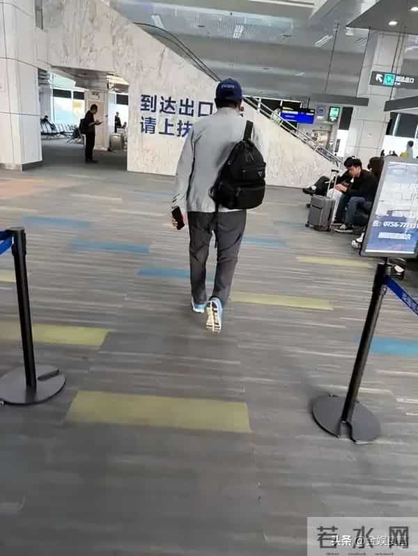 张嘉译飞机上被偶遇，坐头等舱全程弯腰蜷缩，走路佝偻看着都难受