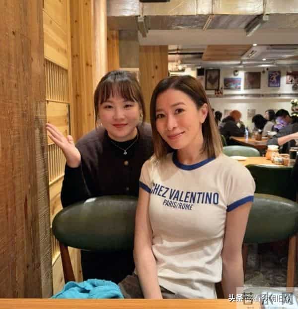 佘诗曼现身上海一家餐厅吃饭，她穿着简单的短袖T恤，状态好年轻