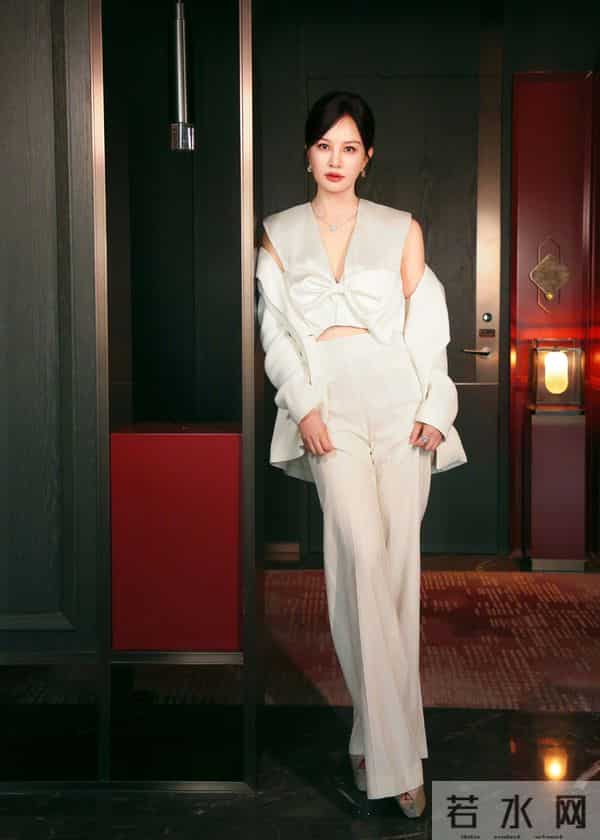 陶红,她是老牌演员了,越老越有成熟的魅力