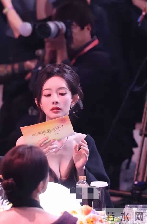 我若不欣赏两眼，倒显得不解风情了。孟姐有颜有身材，梦中情姐