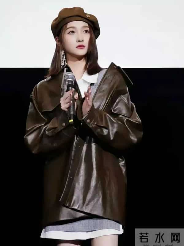 关晓彤戴贝雷帽身穿棕色皮衣外套，时尚潮流感“爆棚”