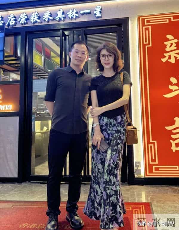 金巧巧现身广东一家米其林餐厅吃饭,她身材很瘦,看起来有1.8米