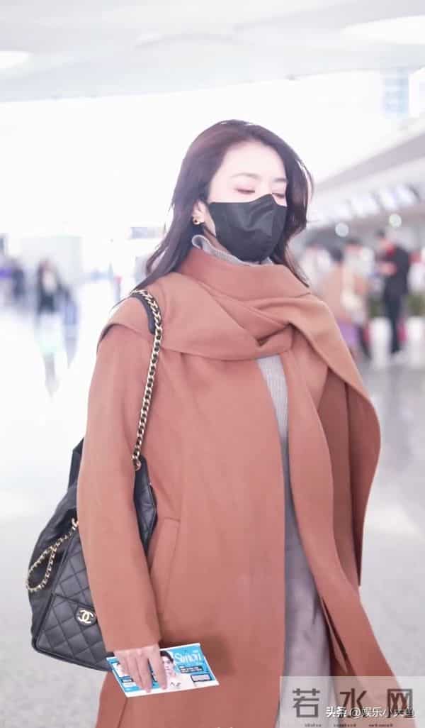 李云霄杭州机场被偶遇,穿棕色翻领长款大衣,好温柔气质美到犯规