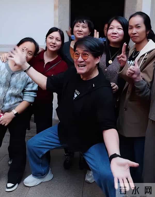 太情义！64岁周华健回汕头祭祖，捐1w现金，大合影家族基因好强大