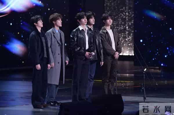 白鹿曾舜晞敖瑞鹏李兰迪对唱，任嘉伦宋祖儿台下热聊，甜度超标。