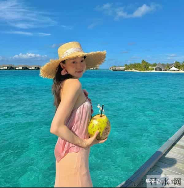 夏露晒泳装照 秀美背大长腿 疑马龙为妻拍照 陪两个儿子马尔代夫度假
