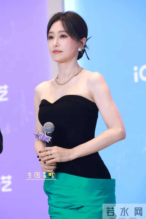 秦岚性感抹胸礼服,姿势太妖娆了