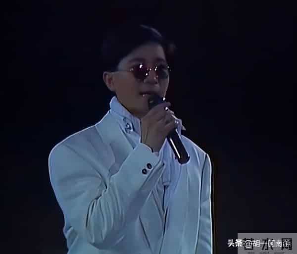 何超琼海口开幕偶遇,生图眼袋凸出显疲惫,灰毛衣小短裙超接地气