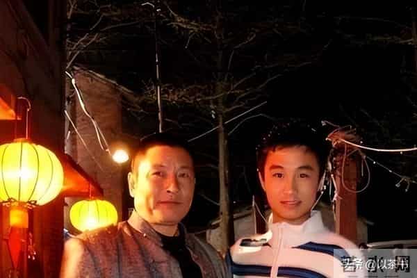 他是国家一级演员,演了半辈子戏,戏外爱妻如命,却为儿子操碎心