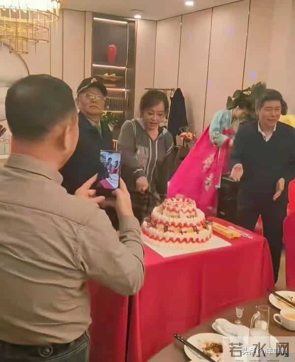75岁刘晓庆在酒店包厢大摆生日宴，她打扮很朴素，黑眼圈很重