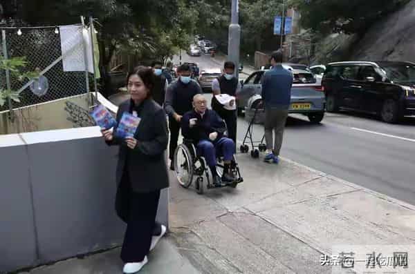 74岁刘銮雄罕露面！步履蹒跚有洁癖，年老后变慈祥，对甘比很依赖