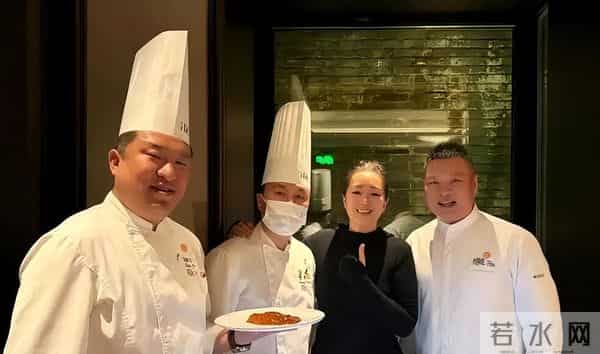 巩俐陪马克龙吃烤鸭：素颜黑衣压全场，一个细节暴露她的"不简单"