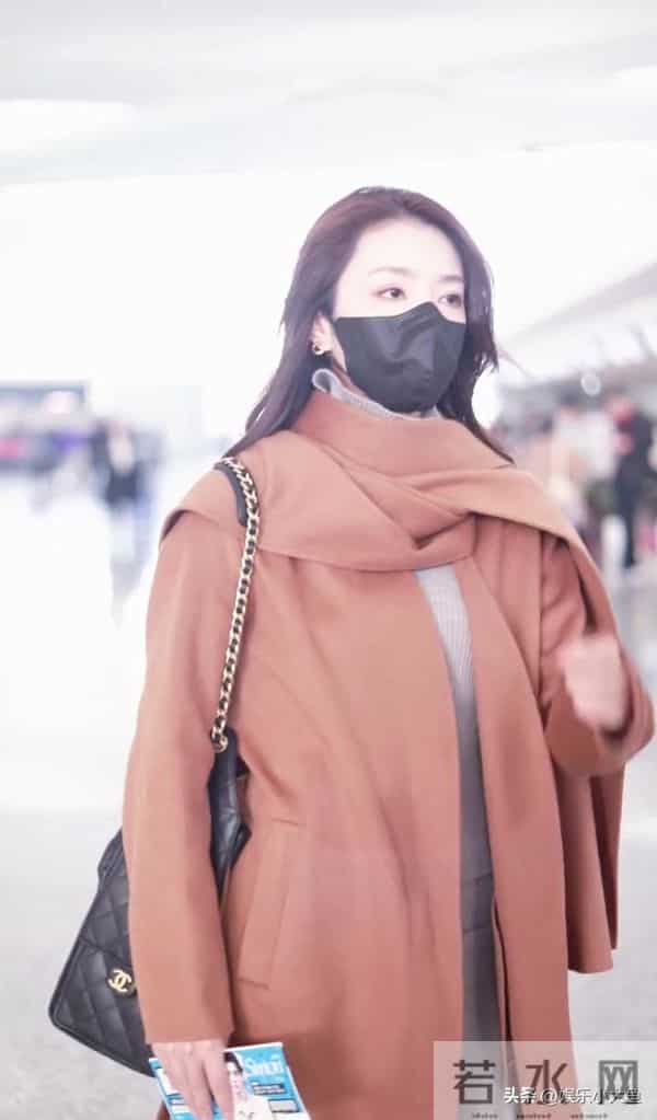 李云霄杭州机场被偶遇,穿棕色翻领长款大衣,好温柔气质美到犯规