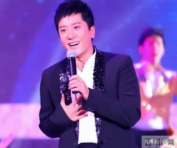 他8次上春晚，作死被捕入狱，如今56岁无人问津，沦落到四处走穴