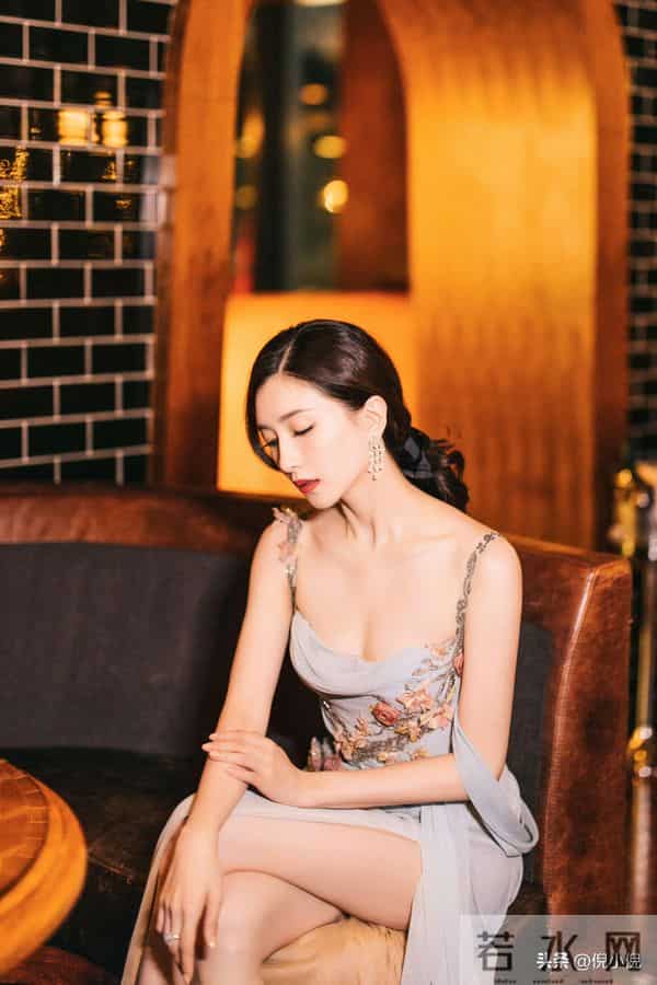 江疏影~COSMO时尚盛典定妆照,好美