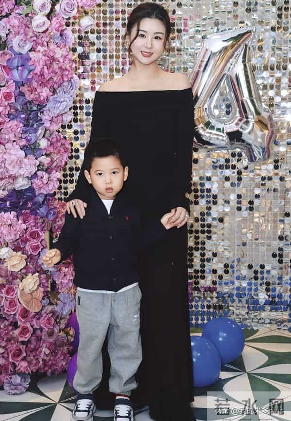 王雷小儿子4岁生日，李小萌露肩装女人味十足，弟弟比哥哥颜值高