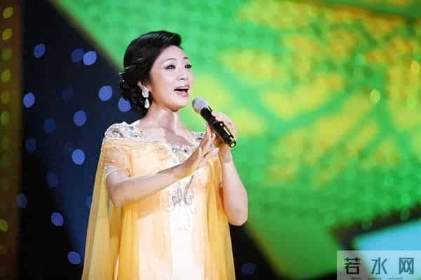 14次上春晚的著名女歌唱家,如今60岁仍未婚,现在的她过得怎样!