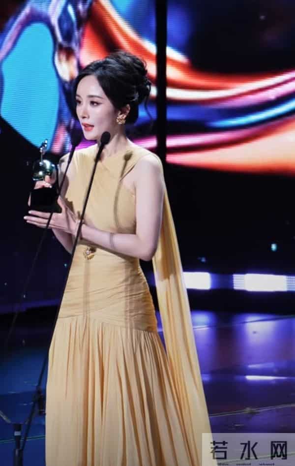 杨幂一袭暖黄长裙登爱奇艺尖叫之夜，领奖造型美到犯规