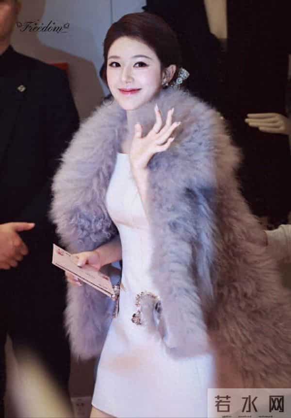 26岁赵露思回归！一身灰色皮草贵气逼人，网友：似熹贵妃回宫