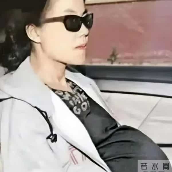 王菲肯定想不到，现男友谢霆锋现在竟和李亚鹏，走上了一样的路