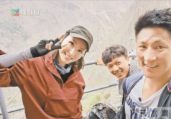 46岁陈贝儿陪父母旅游,母亲罕见露脸显亲和,爸爸是香港富豪儒商