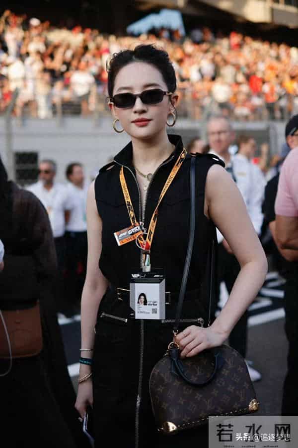 刘亦菲现身阿布扎比观看比赛,扎高马尾戴墨镜又飒又美气场好强大