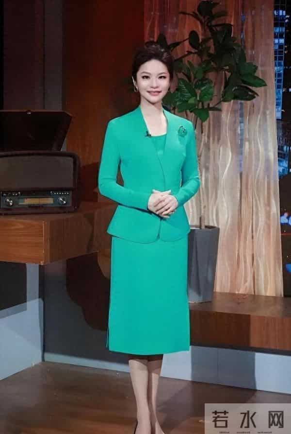央视女神主持43岁未婚,气质碾压董卿,曾与成龙传绯闻