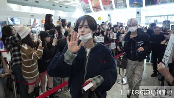 直击/IU机场淡妆超仙现身!360度转圈给粉丝拍 暖心对眼打招呼