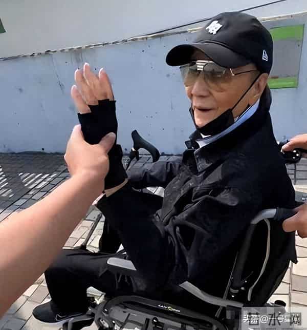 钱没了人还在，将近90瘫痪坐轮椅的谢贤，给想改遗嘱向太上了一课