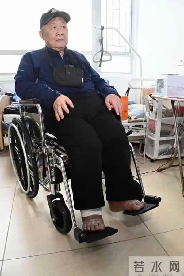 出名后出轨保姆、气死原配,如今77岁的他晚景凄凉,子女与其割席