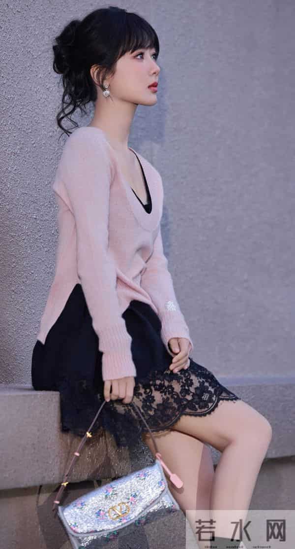 粉嫩的杨紫又来营业啦，身穿粉色上衣搭配黑色蕾丝边裙，清新怡人