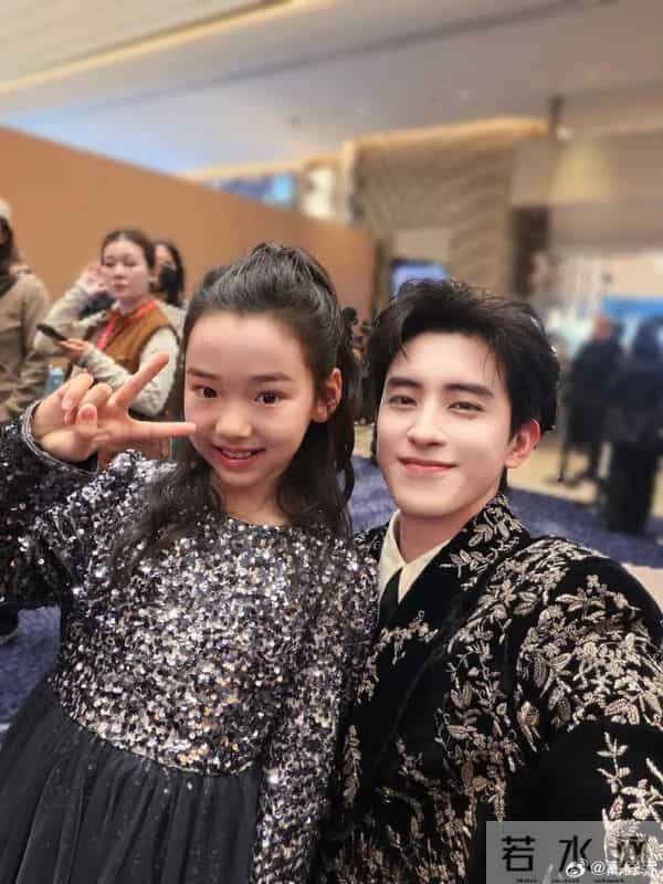 董璇9岁女儿小酒窝现身尖叫之夜!和“17位”顶流亲密合影 太爽了