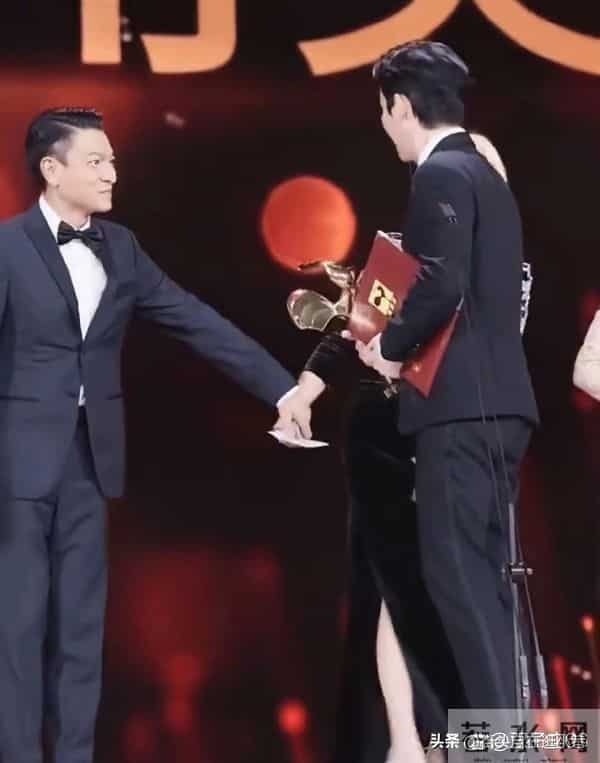 宁静在刘德华面前好乖,刘德华手一伸,她就听话的把手递给华哥牵