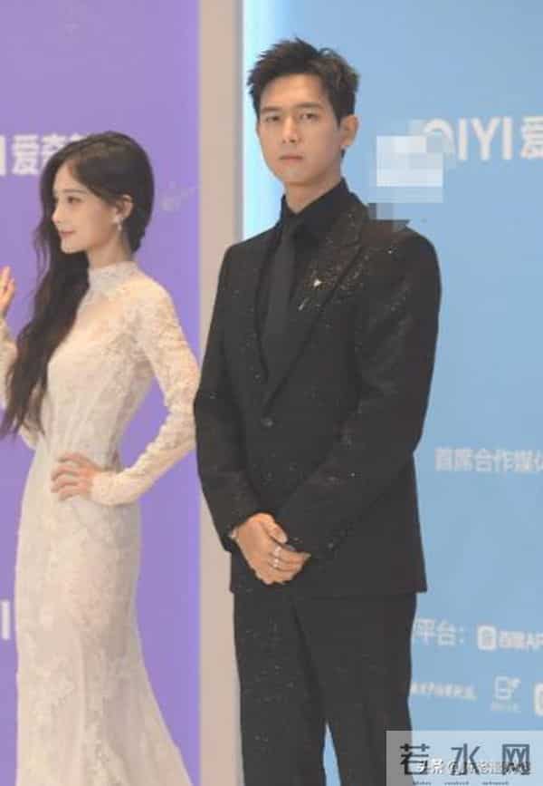 红毯秒变菜市场!穿秋裤摔跤,瘦成竹杆儿,还有人成“背锅侠”