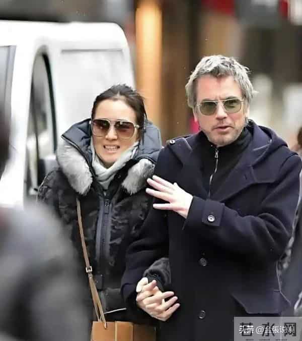 恩爱了6年,76岁的法国老公衰老萎缩,59岁的巩俐正绚烂如花