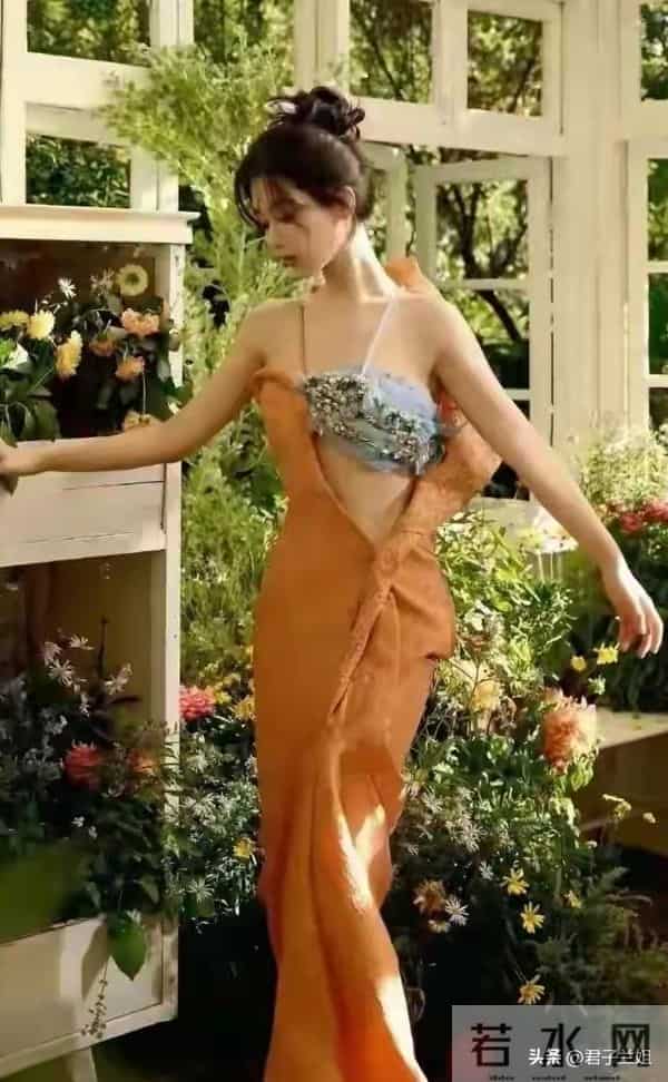 杨紫身材杨柳细腰!直角肩蜜腿腰、皮肤细嫩网友:哇塞美爆了