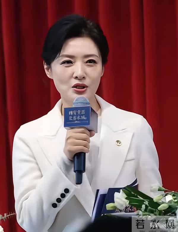 57岁周涛现身哈尔滨:白西装+阔腿裤,端庄大气,状态好得像35岁