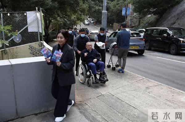 香港富豪夫妻现身投票站,健康细节引围观,火灾捐款终回应