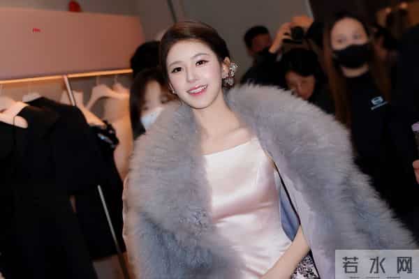 26岁赵露思回归！一身灰色皮草贵气逼人，网友：似熹贵妃回宫