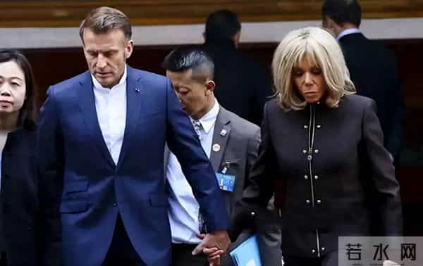 巩俐陪马克龙吃烤鸭：素颜黑衣压全场，一个细节暴露她的"不简单"