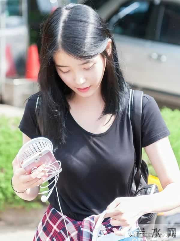 iu李知恩，若隐若现的iu身材真好。