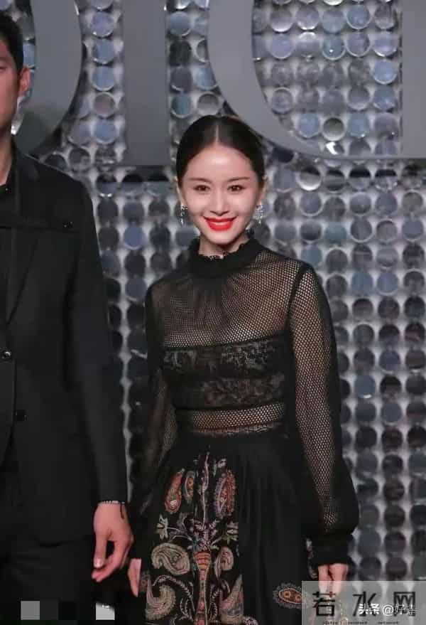 王子文真敢穿,蕾丝裙"半露不露"秀性感