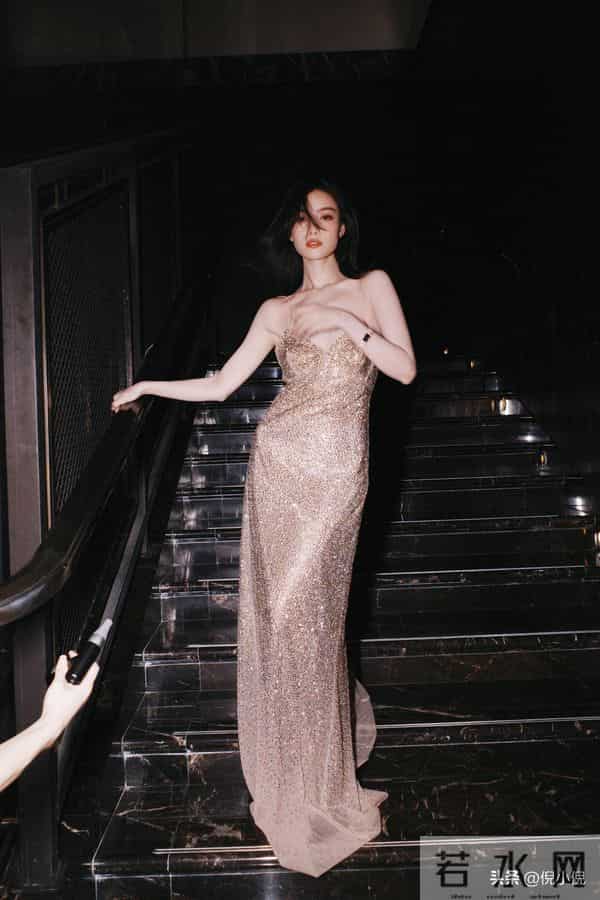 倪妮，散发光芒的她是聚光灯下的焦点