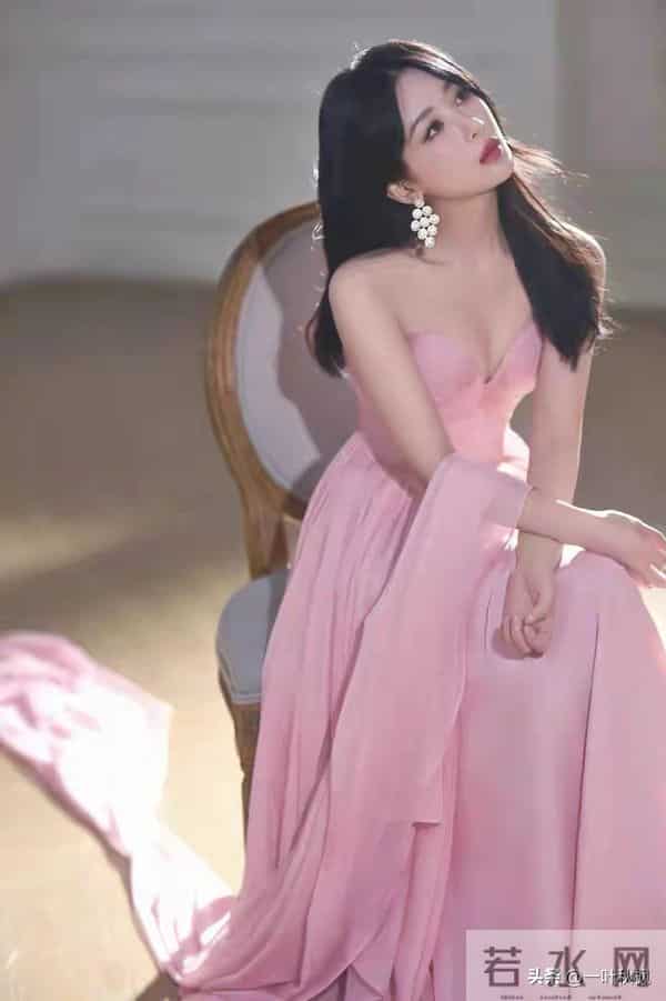 杨紫,粉色抹胸裙写真,太美了