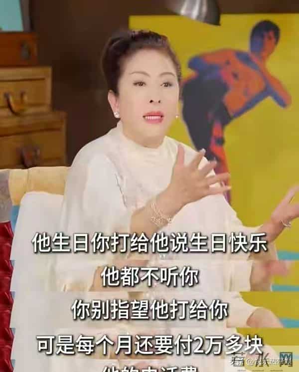 向佑现身广州理发，身材肥胖显油腻，状态松弛享受当下生活状态